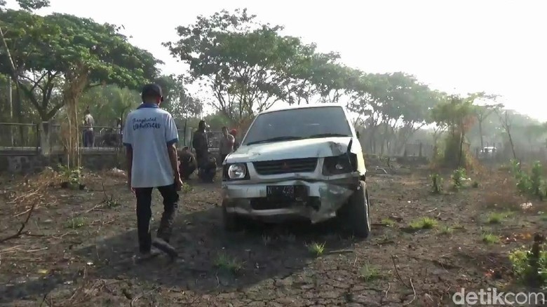 Ban Pecah, Mobil Rombongan Takziah Oleng Tabrak Pagar Pabrik Ban Pecah, Mobil Rombongan Takziah Oleng Tabrak Pagar Pabrik