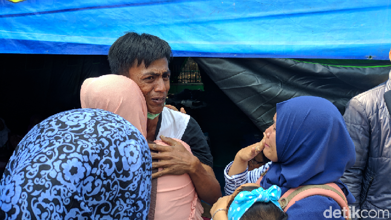 Kebakaran Jatinegara Hanguskan 56 Rumah, Camat: KTP-KK Terbakar Dibuatkan Baru Kebakaran Jatinegara Hanguskan 56 Rumah, Camat: KTP-KK Terbakar Dibuatkan Baru