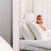 Ketika jadi, wanita 39 tahun tersebut menjualnya kepada lima wanita yang memiliki butik di Los Angeles. Semua itu dilakukan sembari Sara melakoni pekerjaan utama di siang hari. Seorang mentor pernah mengatakan padaku, Jangan tinggalkan pekerjaan utamamu sampai tidak ada pilihan lain, ungkapnya. Foto: Instagram @sarahapp