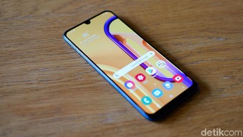 Layar ponsel ini berukuran 6,4 inch dengan resolusi Full HD+. Foto: Adi Fida Rahman/detikINET