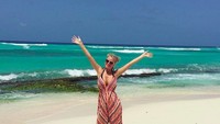 Gayanya di pantai laut Karibia. (rhiansuggers/Instagram)