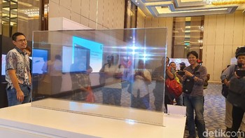 Panel ini meski tembus pandang dapat menampilkan gambar. Foto: Adi Fida Rahman/detikINET