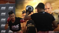 Petarung Indonesia Eko Roni Saputra akan melawan Kaji Ebin asal Filipina.