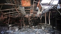 Penampakan salah satu supermarket yang rusak dan nampak hangus terbakar usai jadi sasaran perusakan dan pembakaran massa aksi protes di Chile beberapa waktu lalu. Kerusuhan tersebut membuat pemerintah Chile memperpanjang status darurat militer di sana. AP Photo/Luis Hidalgo.