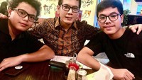 Dulu jarang2 pulang kantor bisa sempet makan malem bareng the boys 😊❤️❤️❤️❤️❤️, tulis pria dengan sapaan akrab Tama ini. Kali ini mereka kembali memilih makan ramen. Slurpp! Foto: Instagram wishnutama