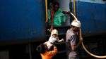 Potret Bocah India yang Tiap Hari Angkut Air Naik Kereta