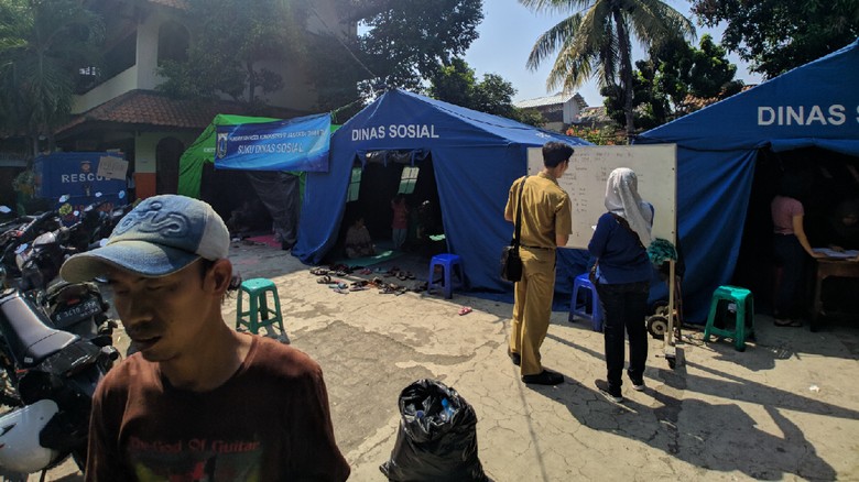 Korban Kebakaran Jatinegara Mulai Bersihkan Puing, Tenda Didirikan Korban Kebakaran Jatinegara Mulai Bersihkan Puing, Tenda Didirikan