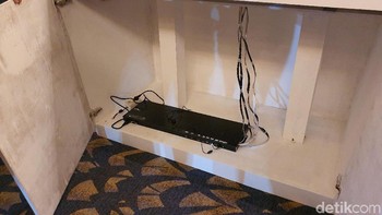 Inilah mesin utama dari panel transparan. Di dalamnya terdapat prosesor, RAM, ruang penyimpanan internal dan port konektor. Foto: Adi Fida Rahman/detikINET