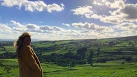 Gayanya di kawasan hijau Malham, Inggris. (rhiansuggers/Instagram)