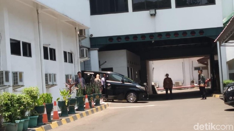 Didampingi Istri, Wiranto Tinggalkan RSPAD Gatot Soebroto Didampingi Istri, Wiranto Tinggalkan RSPAD Gatot Soebroto
