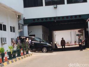 Didampingi Istri, Wiranto Tinggalkan RSPAD Gatot Soebroto