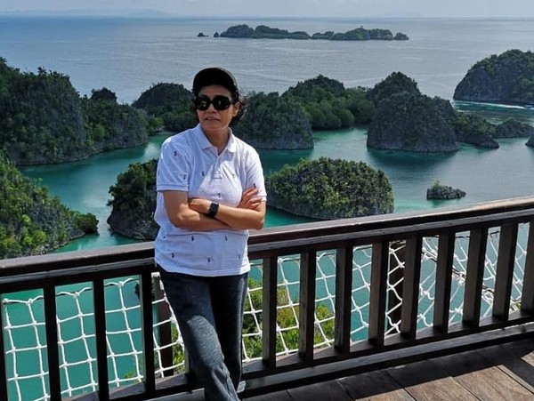 Di Raja Ampat, Ibu Sri juga mampir ke Piaynemo yang jadi salah satu ikonnya (@smindrawati/Instagram) Di Raja Ampat, Ibu Sri juga mampir ke Piaynemo yang jadi salah satu ikonnya (@smindrawati/Instagram)