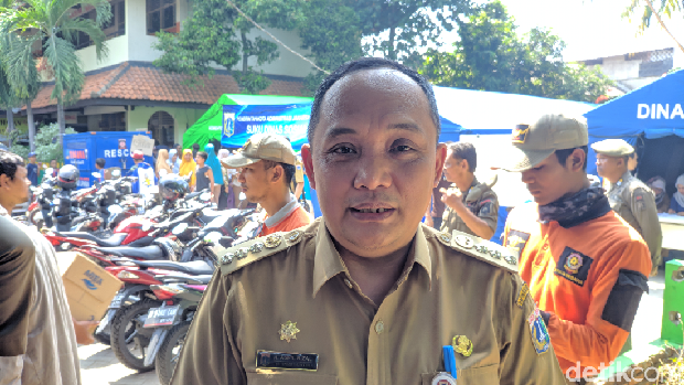 Camat Jatinegara Asril Rizal.