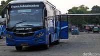 Bus TransJabodetabek menunggu penumpang di Terminal Bubulak.