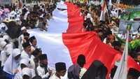 Santri se-Tasikmalaya juga melakukan kirab Hari Santri Nasional dengan membentangkan bendera Merah Putih raksasa di Lapang Dadaha, Kota Tasik. ANTARA FOTO/Adeng Bustomi.
