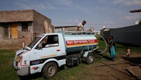 Sebenarnya ada penyalur air swasta yang bisa mereka gunakan. namun biaya yang mahal dan kebutuhan air yang tidak sedikit memaksa mereka harus menjemput air dari kota sebelah (Francis Mascarenhas/Reuters)