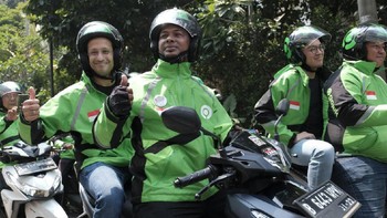Dengan Gojek, para pengemudi ojek ini setidaknya lebih produktif karena mereka tidak hanya membawa penumpang saja, tetapi juga membantu berbelanja dan juga mengirimkan paket yang mana itu semua bisa menambah pendapatannya, ujar Nadiem saat awal merintis Gojek. Foto: Gojek