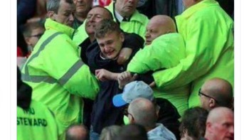 Fans Arsenal sampai ditahan agar tetap mau menyaksikan pertandingan hingga akhir. Foto: Twitter