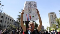 Selain itu, masyarakat Chile juga mengkritik pemerintah karena lambatnya pertumbuhan ekonomi, dan mendesak pemerintah supaya mengubah undang-undang tenaga kerja, perpajakan, serta jaminan pensiun. AP Photo/Miguel Arenas.