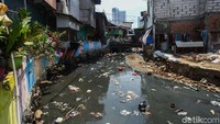 Kali Krukut tampak dipenuhi sampah, Selasa (22/10/2019).