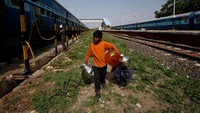 Dia bersama tetangganya Siddharth Dhage, berusia 10 tahun dan rombongan anak-anak lainnya menempuh perjalanan 14 Km dengan kereta untuk mengambil air dan membawanya ke desa (Francis Mascarenhas/Reuters)