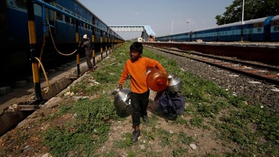 Potret Bocah India yang Tiap Hari Angkut Air Naik Kereta