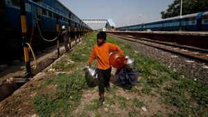 Potret Bocah India yang Tiap Hari Angkut Air Naik Kereta