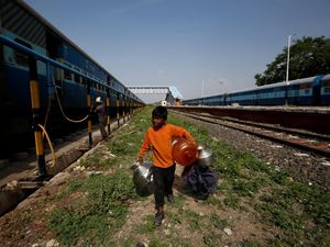 Potret Bocah India yang Tiap Hari Angkut Air Naik Kereta