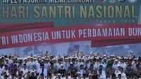 Di Surabaya, sejumlah santri tampak berfoto usai mengikuti upacara Hari Santri Nasional di Polda Jawa Timur, Surabaya, Jawa Timur, Selasa (22/10/2019). Kegiatan yang diikuti sejumlah santri, TNI dan Polri itu mengangkat tema Santri Indonesia Untuk Perdamaian Dunia. ANTARA FOTO/Didik Suhartono.