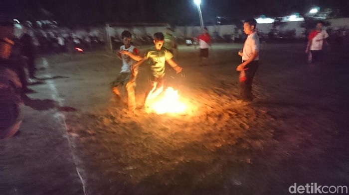 Turnamen Sepak Bola Api Sambut Hari Santri di Tulungagung
