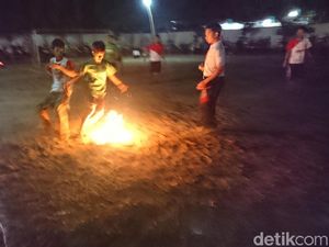 Turnamen Sepak Bola Api Sambut Hari Santri di Tulungagung