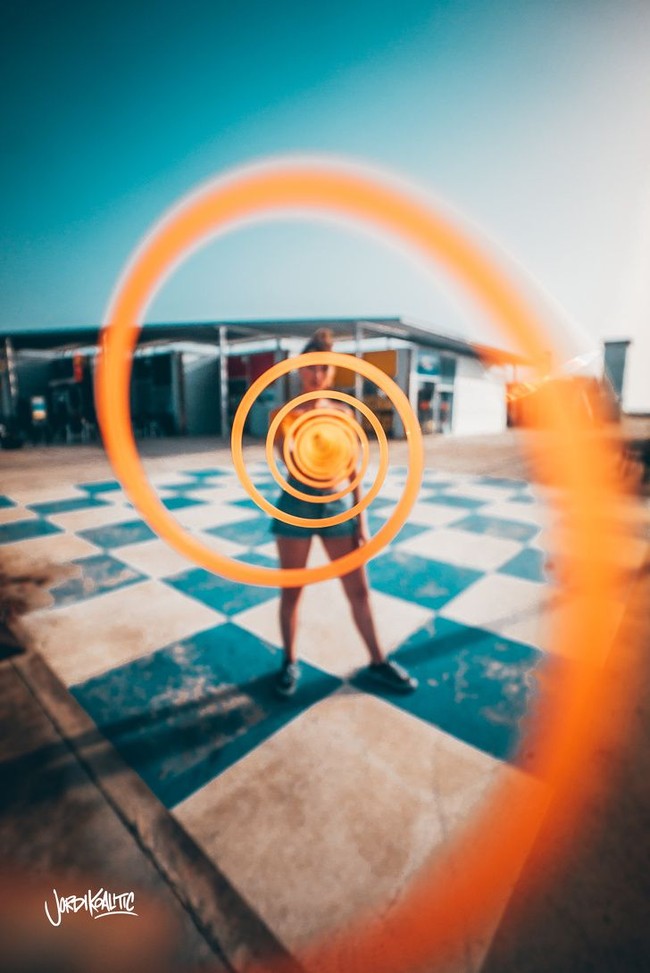 Fotografer bernama Jordi Koalitic asal Spanyol menggunakan benda-benda yang biasa kamu temui bisa di keseharian untuk menghasilkan foto yang tidak biasa. Seperti mainan spiral ini. Dia menempatkan kamera di dekat lingkaran spiral, dan hasilnya bisa dilihat sendiri di foto ini. Dok. Instagram @jordi.koaltic