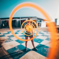 Fotografer bernama Jordi Koalitic asal Spanyol menggunakan benda-benda yang biasa kamu temui bisa di keseharian untuk menghasilkan foto yang tidak biasa. Seperti mainan spiral ini. Dia menempatkan kamera di dekat lingkaran spiral, dan hasilnya bisa dilihat sendiri di foto ini. Dok. Instagram @jordi.koaltic