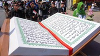 Di Pekalongan, Jawa Tengah, ribuan santri tampak mengikuti kirab sambil membawa Alquran raksasa. ANTARA FOTO/Harviyan Perdana Putra.