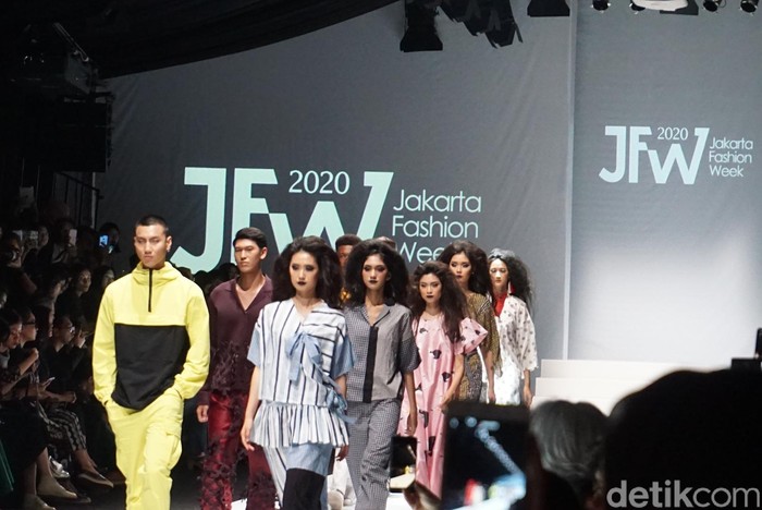Karya Rama Dauhan dan Khannan di Jakarta Fashion Week 2020 Karya Rama Dauhan dan Khannan di Jakarta Fashion Week 2020