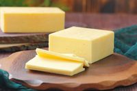 Warna Keju Cheddar Ada yang Putih dan Kuning, Apa Bedanya?