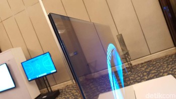 Layar OLED itu kan menghasilkan sinar, jadi tidak perlu backlight, karena bodinya tipis-tipis. Jadi kami bisa membuat panel transparan tanpa backlight lagi, kata Agustian Yusetia, B2B Business Head LG Electronis Indonesia. Foto: Adi Fida Rahman/detikINET