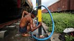 Potret Bocah India yang Tiap Hari Angkut Air Naik Kereta