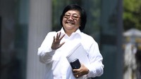 Sama seperti Agus Gumiwang, eks Menteri Lingkungan Hidup dan Kehutanan itu juga melambaikan tangan sambil melempar senyuman saat tiba di Istana Negara.