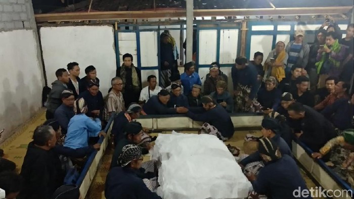 Suasana pembukaan Cupu Panjala di rumah Dwidjo Sumarto, Padukuhan Mendak, Desa Girisekar, Kecamatan Panggang, Kabupaten Gunungkidul.