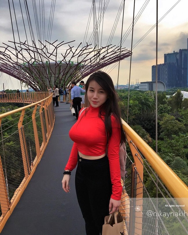 Selebgram dengan nama akun Instagram @nikaynakih ini mengungkapkan ada seorang pria yang ingin membeli bralette dan menawarkan uang tunai saat pengiriman. Pria tersebut meminta Ukinikay memakainya sampai mereka bertemu di stasiun MRT. Foto: Instagram