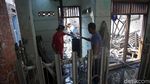 Mengais yang Tersisa dari Kebakaran di Jatinegara