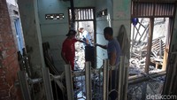 Terdapat 51 bangunan rumah tinggal yang ikut hangus terbakar akibat kebakaran ini.