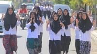 Di Indramayu, Jawa Barat, peringatan hari santri di warnai dengan berbagai macam lomba. Salah staunya lomba gerak jalan. ANTARA FOTO/Dedhez Anggara.