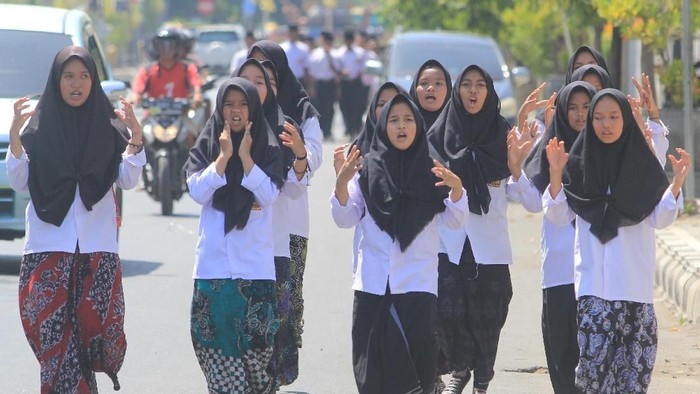 Sejumlah peserta mengikuti lomba gerak jalan di Indramayu, Jawa Barat, Senin (21/10/2019). Lomba yang diikuti sejumlah pesantren dan Madrasah Tsanawiyah tersebut dalam rangka memperingati Hari Santri Nasional tahun 2019. ANTARA FOTO/Dedhez Anggara/wsj.