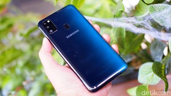 Kamera belakang ada tiga kamera. Foto: Adi Fida Rahman/detikINET