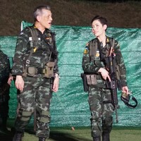 Momen kompak Raja Thailand dan selir saat latihan militer bersama. Kebersamaan itu kini tinggal kenangan. Foto: Reuters