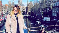 Wanita cantik ini juga pernah liburan ke Amsterdam, Belanda. (rhiansuggers/Instagram)