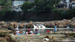 Warga Jasinga Bogor Manfaatkan Air Sungai untuk Mencuci
