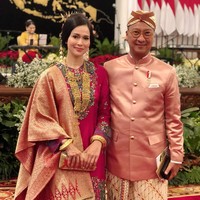 Pemilik nama lengkap Loemongga Nansanggoel Haoemasan Nasution ini merupakan istri dari Agus Gumiwang Kartasasmita yang menjabat sebagai menteri sosial di kabinet kerja Jokowi. Agus kembali dipanggil Jokowi untuk menjadi calon menteri perindustrian di Kabinet Kerja jilid II. Jika Agus Gumiwang diumumkan Jokowi besok sebagai menperin, artinya Loemongga akan kembali menjadi ibu menteri. Foto: Dok. Instagram